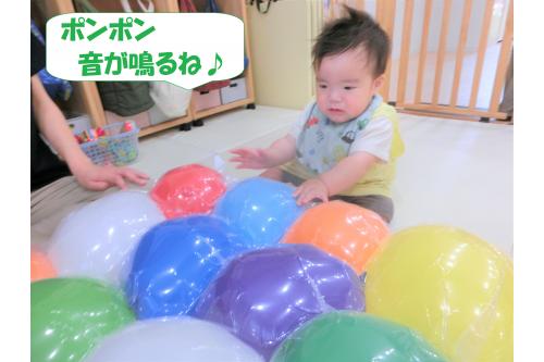 慣れてくると<span style='color:#7f00ff;'>ポンポンと叩いて</span>音を出して遊んでいましたよ！<br><br><br>跳ね返ってくると<br>少しびっくりした様子でした<span style='color:#ffff00;'>(^-^)</span><br><br>少しずつ<span style='color:#ff007f;'>お友だち</span>にも<br>興味を持ち出している<br><span style='color:#ff7f00;'>ひよこチーム</span>です。<br><br><br>また、次回のブログもお楽しみに<span style='color:#ffff00;'>★</span>