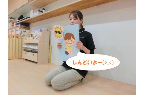 <span style='color:#7f00ff;'>帽子</span>被りたくない!<br><span style='color:#7fff00;'>お茶</span>も飲みたくない!<br><br>と<span style='color:#ff0000;'>イヤイヤ</span>したら<br>頭が熱くなって<br>しんどくなるよと<br><br><span style='color:#962dff;'>パネル</span>を使いながら<br>お話をしてもらいました!<br>