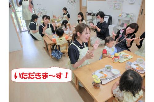 <span style='color:#007fff;'>給食のお歌を歌って</span>早速いただきま~す!<br><br><br>お父さんお母さんが<br>近くで見守る中<br><span style='color:#ff007f;'>普段と変わらない様子</span>で<br>上手に食べ進めていましたよ<span style='color:#ffff00;'>★</span>