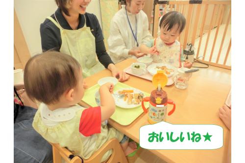 今回は食べている様子を<br>見守っていただくだけではなく<br><span style='color:#ff007f;'>お子さんが食べている給食メニューと<br>同じメニュー</span>を保護者様に配膳して<br><span style='color:#ff7f00;'>試食</span>していただきました。<br><br><br>味付けや大きさ<br>硬さなどもぜひお家で<br><span style='color:#007fff;'>参考</span>にしてみてくださいね!<br>