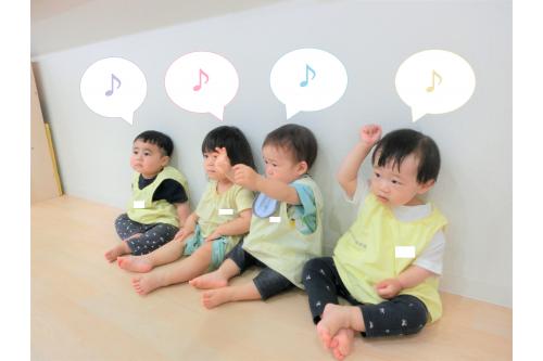 読み聞かせの前は<span style='color:#3d9eff;'>絵本に集中</span><br>できるように<span style='color:#ff3dff;'>手遊び</span>をします！<br><br>この日は「<span style='color:#ff3d3d;'>りんごがころころ</span>」の<br>手遊びをしましたよ(^^<span style='color:#9e3dff;'>♪</span>