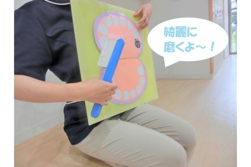 虫ばい菌を<span style='color:#0000ff;'>やっつける</span>ためには<br>歯を<span style='color:#ff007f;'>しっかり磨くんだよ~</span>と<br>お話をしてもらいました!<br>