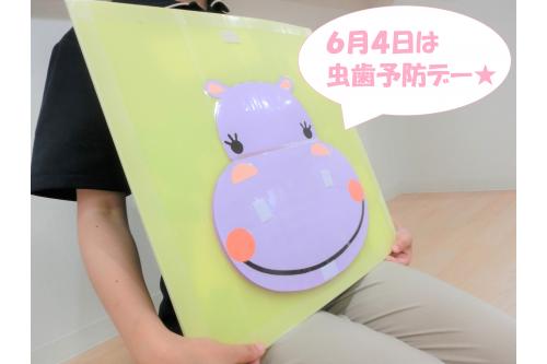 「<span style='color:#ff42a0;'>歯はどこにあるか<br>知ってるかな?</span>」や<br><br>「<span style='color:#a042ff;'>ご飯を食べた後は<br>何をするかな?</span>」の質問に<br>対して元気いっぱいに<br>答えていた子どもたち。<br>