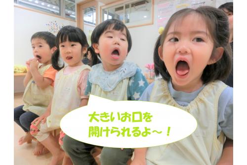 今度、<span style='color:#ff7f00;'>歯科検診</span>があるので<br>大きいお口を開ける練習もしました!<br><br>「<span style='color:#7fff00;'>あー</span>」とみんなかっこ良く<br>口を開けることもできます(^^♪<br>