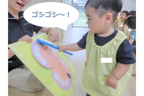 最後は、子どもたちも<br><span style='color:#007fff;'>ゴシゴシ~</span>とカバさんの<br>歯を磨いて虫ばい菌を<br>退治していましたよ(<span style='color:#ff007f;'>*</span>^^<span style='color:#ff007f;'>*</span>)<br><br>歯磨きを毎日丁寧にして<br>いつまでも健康な歯を<br>保っていきたいですね!<br><br>次回の<span style='color:#7f00ff;'>ブログ</span>もお楽しみに<span style='color:#ff00ff;'>♪</span>