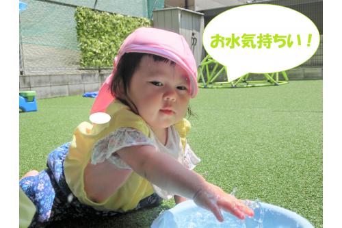 <span style='color:#ffb770;'>お日様</span>が出ていたので<br><span style='color:#70b7ff;'>冷たいお水</span>が余計に<span style='color:#70ffb7;'>気持ちよく</span>感じたのか<br>跳ね返ったお水がお顔も濡らして、<br>「<span style='color:#ffb770;'>ぱあ!</span>」と声を出し、<br><br>「<span style='color:#ff70ff;'>気持ちいい!</span>」「<span style='color:#ff6bb5;'>楽しい!</span>」<br><br>ということを子どもたちなりに<br><span style='color:#baff75;'>表情</span>で伝えてくれました<span style='color:#ffba75;'>(^^♪</span>