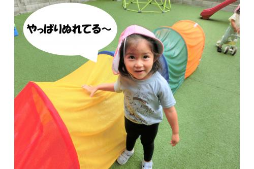 外に出て<span style='color:#ffa54c;'>トンネル</span>を触ってみると<br>ぬれていることに気づき、<br>「やっぱりぬれてるよ~<span style='color:#ff00ff;'>♪</span>」と教えてくれました。<br><br>先生が<span style='color:#00ffff;'>ホース</span>を持っているのに<br>気づき、<span style='color:#007fff;'>雨</span>の正体を発見<span style='color:#ffff00;'>!!</span><br>「も~、せんせいやめてよ~」と言いつつも<br>トンネルの中に入って<br><span style='color:#75ffba;'>水の気持ち良さ</span>を楽しんでいました<span style='color:#ff0000;'>!</span><br><br>子どもたちが<span style='color:#ff7aff;'>大好き</span>な水遊び♪<br><span style='color:#ff0000;'>い</span><span style='color:#ff007f;'>ろ</span><span style='color:#ff00ff;'>い</span><span style='color:#7f00ff;'>ろ</span><span style='color:#0000ff;'>な</span><span style='color:#007fff;'>物</span>を使って<br>この<span style='color:#ff7a7a;'>夏</span>も楽しみたいと思います!!<br><br>次回のブログもお楽しみに<span style='color:#bc7aff;'>♬</span>
