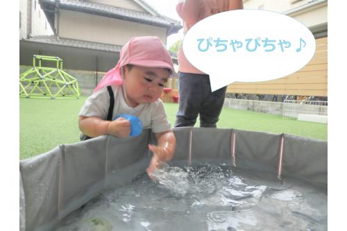 <span style='color:#ff00ff;'>水風船</span>を水の中に落としたり<br>手で水をパシャパシャと叩いて<br>できる<span style='color:#007fff;'>水しぶき</span>が面白いようで<br>何度もパシャパシャして<span style='color:#00ffff;'>水遊び</span>を<br>楽しんでいた子どもたちです(<span style='color:#ff007f;'>*</span>^^<span style='color:#ff007f;'>*</span>)<br><br>顔に<span style='color:#007fff;'>水しぶき</span>がかかっても<br>へっちゃらでした^^<br><br>次回の<span style='color:#00ff7f;'>ブログ</span>もお楽しみに～<span style='color:#ffff00;'>★</span>