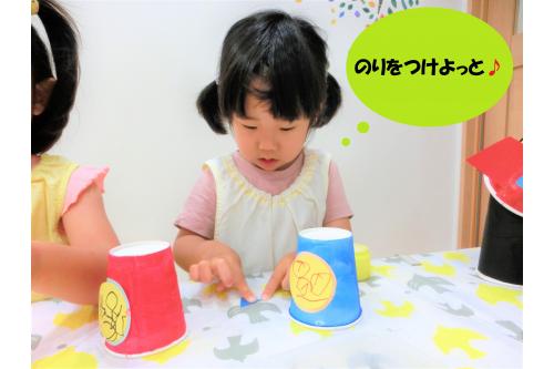 ペンで模様や顔を描いたり、<br><span style='color:#ff7aff;'>い</span><span style='color:#bc7aff;'>ろ</span><span style='color:#7a7aff;'>い</span><span style='color:#7abcff;'>ろ</span><span style='color:#7affbc;'>な</span><span style='color:#ffbc7a;'>型</span>の画用紙を<br>のりでペタペタ<span style='color:#75ffba;'>!!</span><br><br>「うえにもはっちゃお~!」と<br>思い思いに<span style='color:#ff7a7a;'>ロケット</span>作りを<br>楽しんでいました<span style='color:#ff007f;'>!</span>