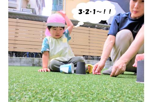 完成した<span style='color:#ff7a7a;'>ロケット</span>を持って<span style='color:#7aff7a;'>園庭</span>へ<span style='color:;'>!</span><br>「3・2・1」で<br>ロケットをぴょーんと上に飛ばすはずが…<br><br>横に飛んだり、ちょっとだけ飛んだり<br>なかなか上に飛ばせなくて<br><span style='color:#ffaa56;'>困った表情</span>をしていました<span style='color:#6bffff;'>(>_<)</span><br><br>「下を押さえたら上に飛ぶよ」とお手本を見せると<br>上に<span style='color:#ff5bad;'>ぴょーん</span>と飛んで大喜びでした<span style='color:#47a3ff;'>♪</span>