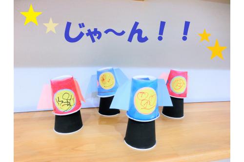 子どもたちは上に飛ばすだけでなく、<br>手に持って園庭をかけまわったり<br>いろいろな遊びを自分たちで<br>考えて楽しんでいました<span style='color:#75baff;'>(^^♪</span><br><br>「今度は何をつくろっかなぁ~」と<br><span style='color:#b56bff;'>次</span>に期待が膨らむ子どもたちです<span style='color:#ff6bb5;'>♬</span><br><br>次回のブログもお楽しみに<span style='color:#ffa347;'>♪</span>