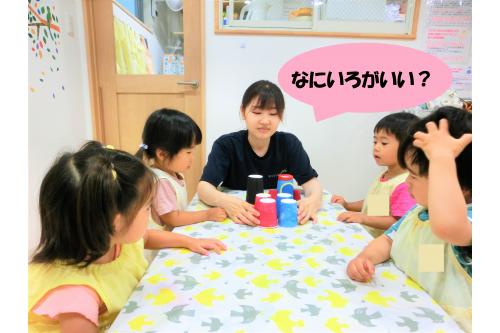 「今日はロケットをつくります!!」と<br>先生が話すと<br>「やった~」と大喜びの子どもたち<span style='color:#ffff00;'>♪</span><br><span style='color:#ff6666;'>赤色</span>と<span style='color:#7a7aff;'>青色</span>の中から好きな色を順番に選びました。<br>