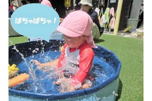 <span style='color:#ff70ff;'>0歳児</span>は、一人一つのプールで<br>存分にお水で遊びました<span style='color:#b770ff;'>♪</span><br>手を大きく動かして<br>激しくお水を<span style='color:#70b7ff;'>ぱちゃぱちゃ!</span>