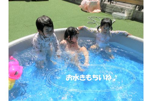 <span style='color:#ffba75;'>1・2歳児</span>は、<span style='color:#75ffff;'>大きなプール</span>に入り、<br>とっても気持ちよさそう<span style='color:#75ffba;'>♪</span><br>肩までつかったり、ちゃぷちゃぷしたりと<br><span style='color:#ff70b7;'>体全体</span>でお水遊びを楽しみました!<br>