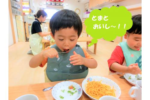 いつもはトマトが苦手な子どもも<br><span style='color:#ffbc7a;'>自分で</span><span style='color:#00ff00;'>育てた野菜</span>を<span style='color:#ff00ff;'>特別</span>に感じ、<br><br>「おいし～」とパクパク食べていました<span style='color:#ff0000;'>♪</span>