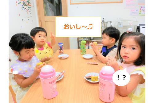 調理してもらったトウモロコシは<br><span style='color:#ff00ff;'>３時</span>のおやつで<br><span style='color:#ff7f00;'>ゆでトウモロコシ</span>にして食べました<span style='color:#ff7a7a;'>(^^)</span><br>「これ○○君がむいたやつ？」<br>「おいしいね～<span style='color:#ff60ff;'>♫</span>」<br>とニコニコでした！<br><br><span style='color:#ff7f00;'>トウモロコシ</span>を食べつつも<br>別のお菓子を途中で食べて<br>「あ！」と驚いている様子も見られました<span style='color:#7affff;'>（笑）</span><br><br>食べ物に興味を持てる時間が作れたので<br>これからも遊びながら<br><span style='color:#ff00ff;'>いろいろ</span>な<span style='color:#7070ff;'>経験</span>ができるように<br>計画していきたいと思います<span style='color:#ff0000;'>♪</span><br><br>次回のブログもお楽しみに<span style='color:#ffff00;'>★</span>