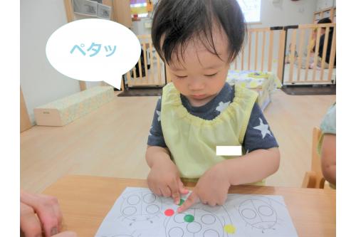 剥がした<span style='color:#00ff00;'>シール</span>を<br>「<span style='color:#3d3dff;'>ペタッ</span>」と上手に<br>貼ることもできます<span style='color:#ffff00;'>★</span><br><br><span style='color:#00ff00;'>シール</span>が指にくっついて<br>なかなか剥がれないという<br><span style='color:#ff3d3d;'>ハプニング</span>もありましたが<br>思い思いに<span style='color:#00ff00;'>シール貼り遊び</span>を<br><span style='color:#ff3d9e;'>楽しんだ</span>子どもたちでした(<span style='color:#ff007f;'>*</span>^^<span style='color:#ff007f;'>*</span>)<br><br>次回の<span style='color:#7f00ff;'>ブログ</span>もお楽しみに～！<br>