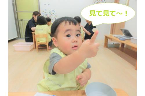 <span style='color:#00ff00;'>シール</span>を台紙から上手く<br>剥がすことができると<br>「<span style='color:#ff7f00;'>見て見て～！</span>」と<br><br>指についた<span style='color:#00ff00;'>シール</span>を<br>保育者に見せてくれる<br>お友だちもいましたよ<span style='color:#007fff;'>(^^)</span>