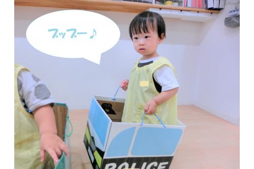 救急車や消防車、パトカーなど<br>色んな種類の<span style='color:#ff7f00;'>ダンボールカー</span>の中から<br><span style='color:#7fff00;'>どれにしようかな～</span>と悩みながら<br>それぞれお気に入りの車を選び<br><br>「<span style='color:#007fff;'>ブッブー</span>」と言いながら<br>「<span style='color:#3d3dff;'>はたらくくるま</span>」の音楽に<br>合わせて車を走らせて遊びました！<br>