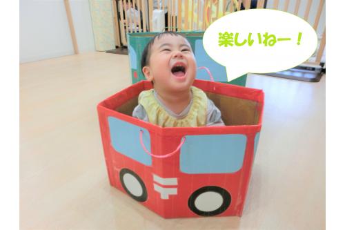 <span style='color:#ff7f00;'>ダンボールカー</span>の中で<br><span style='color:#00ff7f;'>休憩</span>しているお友達も<br>いましたよ(^^<span style='color:#7f00ff;'>♪</span><br><br>本物の<span style='color:#ff0000;'>働く車</span>も<br>大好きな子どもたち！<br><br>思い思いに<span style='color:#007fff;'>ドライブ</span>を<br>楽しんでいました(<span style='color:#ff007f;'>*</span>^^<span style='color:#ff007f;'>*</span>)<br><br>次回のブログもお楽しみに～<span style='color:#ffff00;'>★</span>
