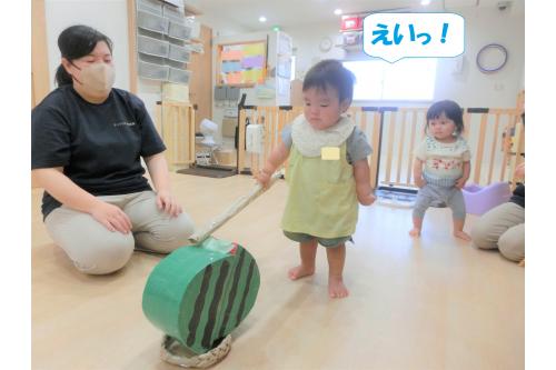 保育者の手作りすいかを<br><span style='color:#ff7f00;'>割ってみよう！</span>とチャレンジ。<br><br><span style='color:#7f00ff;'>えい！</span>と大きく振りかぶって<br>割ってくれました<span style='color:#ffff00;'>★</span>