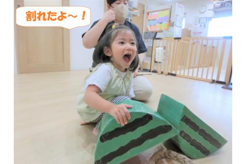 パカっと割れると<br><span style='color:#00ff00;'>「できたー！」</span>と大喜び！<br><br><span style='color:#ff007f;'>「もう一回してもいい？」</span>と<br>普段とは少し違う遊びに<br>大喜びでした<span style='color:#ff00ff;'>(^-^)</span>