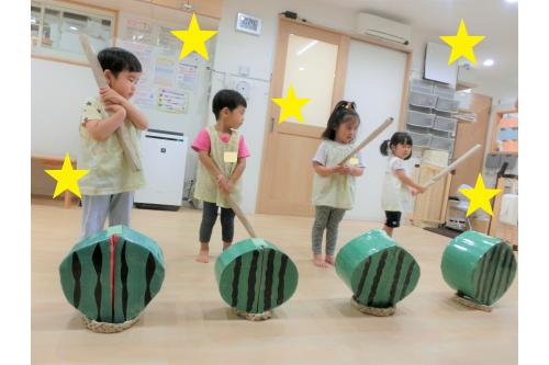 最後はすいか割り対決！<br>誰が一番早く割れるかな～？と<br>競争すると<span style='color:#0000ff;'>「負けないぞ～！」</span>と<br>頑張って割っていましたよ<span style='color:#ff00ff;'>♪</span><br><br><span style='color:#ff7f00;'>夏ならではのあそび</span>を<br>引き続き楽しんでいこうと<br>思います<span style='color:#00ffff;'>(^-^)</span><br><br>また、次回のブログもお楽しみに<span style='color:#ffff00;'>★</span>