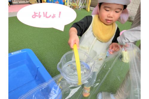 今回は、<span style='color:#75ffff;'>ウォーターマット</span>作りから始めました！<br>スズランテープや、動物の浮きを袋に入れ、<br><br>最後は、バケツでお水を運びました<span style='color:#75ff75;'>(^^♪</span><br><span style='color:#ff75ff;'>うさぎチーム</span>さんを中心に、<br>みんなで<span style='color:#ffb770;'>「よいしょ！よいしょ！」</span><br><br>と作る過程も楽しんでいた子どもたちです<span style='color:#ba75ff;'>♪</span>