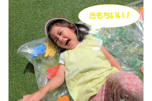 <span style='color:#7575ff;'>「氷もいれてみよう！」</span>という<br>提案があり、さらに冷たくて<br>気持ちいいマットになりました<span style='color:;'><span style='color:#ff7575;'>(*^^*)</span></span><br><br>子どもたちの<span style='color:#ffba75;'>『やってみたい！』</span><br>という気持ちを受け止めながら<br>遊びを楽しみたいと思います<span style='color:#ff75ba;'>♪</span><br><br><br><span style='color:#baff75;'>次回のブログもお楽しみに♪</span>