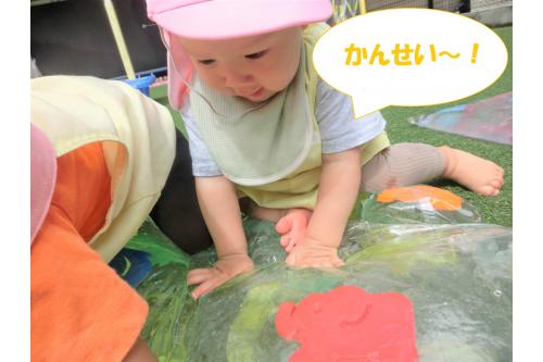 何度もバケツでお水を運んで<br>ついに…<br><br><span style='color:#ff7575;'>「かんせい～！」</span><br>大喜びの子どもたちは早速マットにダイブ<span style='color:#70ff70;'>(^^)/</span><br><br><span style='color:#ff75ba;'>座ったり、</span><span style='color:#ff75ff;'>寝転んだり、</span>冷たくてゆらゆら動く<br><span style='color:#ba75ff;'>不思議</span>なマットの感触を<br>楽しんでくれたようです<span style='color:#ffba75;'>♪</span>