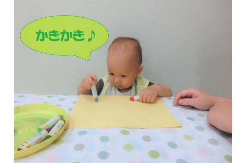 上手にクレヨンを握って、<br><br><span style='color:#ffba75;'>「かきかき♪」</span><br><br>集中した様子で、画用紙に色をつけていました！<br>画用紙にしっかり色がつくくらい、<br><span style='color:#ff75ff;'>力強く</span>クレヨンを握ることができました<span style='color:#ff7575;'>(*^^*)</span>