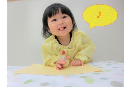 <span style='color:#ffba75;'>たぬきのお腹の部分</span>を<br>画用紙に、クレヨンで<br>お絵描きをしました<span style='color:#75baff;'>(^^♪</span><br><br>何色にしようかなと<br><span style='color:#75ff75;'>好きな色</span>を選んで手にすると、<br>とっても<span style='color:#75baff;'>嬉しそうな表情</span>を見せる子どもたち<span style='color:#ff75ff;'>(*^^*)</span><br><br><span style='color:#ba75ff;'>早速、お絵描きをしてみよう！</span>
