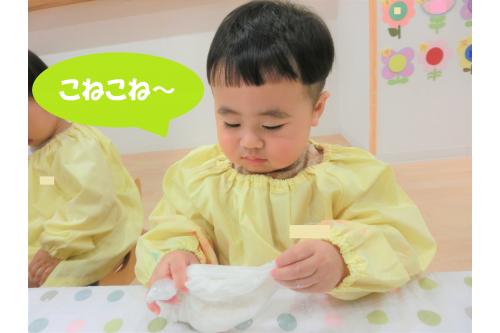 <span style='color:#00ffff;'>ビニール袋</span>に入れると<br>また<span style='color:#9e3dff;'>違った感触</span>になり<br><br>素手で触っていた時よりも<br><span style='color:#ff3d3d;'>大胆に</span>両手で握ったり<br>こねたりして<span style='color:#ff7f00;'>片栗粉粘土</span>の<br>感触を<span style='color:#ff007f;'>楽しんで</span>いましたよ！<br>