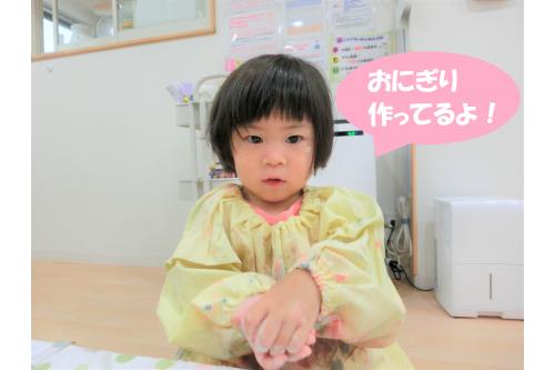 粘土を<span style='color:#ff00ff;'>ぎゅっぎゅっ</span>と握って<br>おにぎりやお団子を作って<br><span style='color:#ff7f00;'>食べる真似</span>をして遊ぶ子も<br>いましたよ(^^<span style='color:#7f00ff;'>♪</span><br><br><span style='color:#ff007f;'>1学期</span>は個々で遊ぶことが<br>多かった<span style='color:#7f00ff;'>りすチーム</span>ですが<br>最近は<span style='color:#ffff00;'>お友だち</span>や<span style='color:#007fff;'>保育者</span>に<br>関心を持つことが増えてきて<br>「<span style='color:#ff7f00;'>どうぞ</span>」と粘土で作った<br>食べ物を渡す姿も見られました！<br><br><span style='color:#00ff7f;'>２学期</span>は<span style='color:#ffff00;'>お友だち</span>と遊ぶ楽しさを<br>一緒に<span style='color:#ff00ff;'>共感</span>していきたいと思います<span style='color:#ff007f;'>♡</span><br><br>次回の<span style='color:#ff7f00;'>ブログ</span>もお楽しみに～<span style='color:#ffff00;'>★</span>