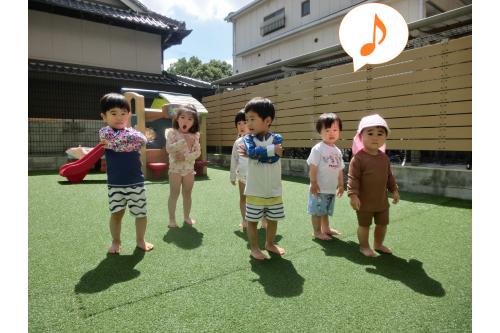 準備体操はみんなだいすき<br><span style='color:#ff7f00;'>『どうぶつ体操１・２・３』</span><br><span style='color:#00ff00;'>「うさぎさんの体操しよう～！」</span>と<br>歌いながら楽しんでいます<span style='color:#007fff;'>♪</span>