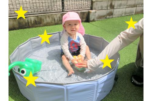 <span style='color:#ff007f;'>ひよこチーム（0歳児）</span>も<br>毎回ウキウキでプールに<br>向かうほど水が大好き<span style='color:#ffff00;'>★</span><br><br>今日はどんな<span style='color:#00ff00;'>おもちゃ</span>があるかな？<br>と楽しそうにプールを<br>覗いていましたよ<span style='color:#00ffff;'>(^-^)</span><br><br>スポンジは<span style='color:#ff7f00;'><span style='color:#00ff00;'>ざらざらとふわふわ</span></span>の<br>どちらも楽しめるのが嬉しいのか<br>よく遊んでいました<span style='color:#ff00ff;'>♪</span>