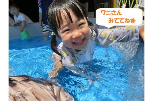 <span style='color:#ff007f;'>うさぎチーム（2歳児）</span>は<br>両手をプールの底について<br><span style='color:#00ff00;'>「ワニさん歩き」</span>にも挑戦！<br><br><br><span style='color:#7f00ff;'>「見てて！できるよ！」</span>と<br>何度も見せてくれました<span style='color:#ffff00;'>★</span>