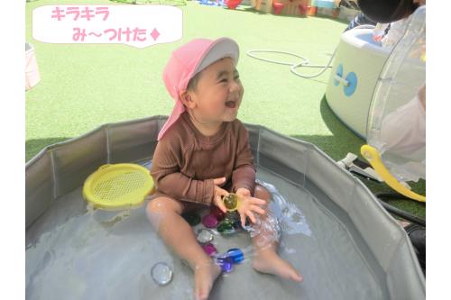 今年度初登場したキラキラ光る<br>宝石のおもちゃは<span style='color:#ff7f00;'>「キラキラだして～！」</span>と<br>リクエストが来るほどの人気ぶり<span style='color:#ffff00;'>★</span><br><br>カバンいっぱいに集めたり<br>光の反射で<span style='color:#00ff00;'>キラキラ</span>光の先を<br>追いかけたりと楽しみました<span style='color:#00ffff;'>(^-^)</span>