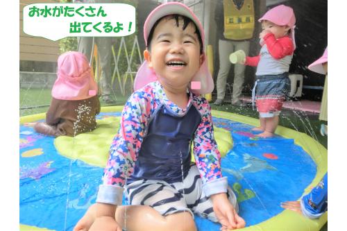 そしてこの夏とにかく笑顔が見られたのが<br>この<span style='color:#ff007f;'>ウォーターマット</span>！<br><br><span style='color:#0000ff;'>噴水のように水が出る</span>様子に<br>みんな大興奮<span style='color:#ffff00;'>★</span><br><br><span style='color:#00ff00;'>「ここ押さえたら違うところからお水いっぱい出てくるねんで！」</span><br>という発見もあり<span style='color:#ff7f00;'>遊び方は無限大</span>だなと<br>改めて感じました<span style='color:#00ff7f;'>(^-^)<br></span><br>初めはプールが怖かった子も<br><span style='color:#ff007f;'>お友だちが楽しんでいるのを見て</span><br>プールに入ってみよう！と<br>勇気を出してくれて<br>最後には<span style='color:#7f00ff;'>プールが大好き</span>に<br>なってくれました！<br><br><br>お友だちと一緒ならなんでも<br><span style='color:#0000ff;'>頑張れる、楽しめるパワー</span>が<br>たくさん見られました<span style='color:#00ff7f;'>(^-^)</span><br><br>まだまだ暑い日が続きますが<br><span style='color:#ff007f;'>プールは昨日で終了！</span><br>次は、<span style='color:#00ff00;'>秋の遊び</span>を楽しんでいけたらなと思います<span style='color:#00ffff;'>♪</span><br><br>また、次回のブログもお楽しみに<span style='color:#ffff00;'>★</span>