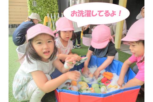 なんと、今回は<span style='color:#0000ff;'>お洗濯</span>にも<span style='color:#ff3d9e;'>挑戦</span>!<br><br>「<span style='color:#00ff00;'>お手伝いしてくれるお友だち~</span>」と<br>保育者が問いかけると<span style='color:#ff7f00;'>元気いっぱい</span>に<br>「<span style='color:#00ff7f;'>はーい!</span>」と子どもたちからお返事が^^<br><br>普段子どもたちが遊んでいる<br><span style='color:#ff00ff;'>布おもちゃ</span>を洗ってもらいました!<br><br>「<span style='color:#00ffff;'>きれいにするね!</span>」と<br><span style='color:#ff7f00;'>やる気満々</span>の子どもたち<span style='color:#ffff00;'>★</span><br><span style='color:#007fff;'>泡</span>で<span style='color:#007fff;'>ゴシゴシ~</span>