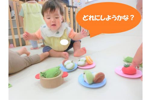 お皿に野菜や果物を並べてみると、<br><span style='color:#70b7ff;'>「わあ～！」</span>と両手を広げて<br>興味を示していました<span style='color:#baff75;'>(*^^*)</span><br><br><span style='color:#ba75ff;'>「どれにしよう♪」</span>と色んな<br>野菜に手を伸ばしていましたよ<span style='color:#ff75ff;'>♪</span>
