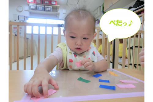 テープを貼ったり、剥がしたり<br>夢中で遊んでいる間<br>上手に椅子に座ることができました<span style='color:#75baff;'>(^^♪</span><br><br>朝の会や給食など椅子に座る場面でも<br>上手に座れることが増え<br><span style='color:#ffba75;'>日々、成長を感じています(*^^*)</span><br><br>次回のブログもお楽しみに<span style='color:#ff75ba;'>♪</span>