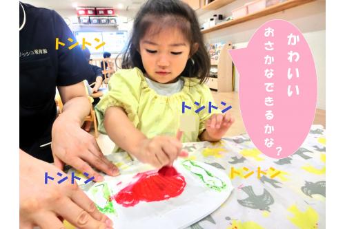 まずは<span style='color:#ffbc7a;'>絵の具</span>を使って<span style='color:#ff0000;'>金魚</span>に<br>色を付けていきます<span style='color:#ff7aff;'>！</span><br><br>ほかの場所に色がつかないように<br><span style='color:#7affbc;'>慎重</span>に「<span style='color:#ff7abc;'>トントン</span>」<br>と色を付けていく子どもたち<span style='color:#ffff6b;'>(^_^)</span><br><br>どんなのができるのか<span style='color:#ff9b38;'>わくわく</span>しながら<br>作っていました<span style='color:#bc7aff;'>♬</span>
