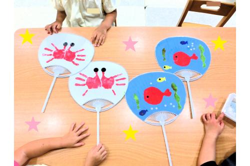 裏面は子どもたちの<span style='color:#ffbc7a;'>手形</span>で<br>「<span style='color:#ff7a7a;'>かに</span>」を作りました<span style='color:#ff7abc;'>！</span><br><br>手形をとることが大好きな子どもたちは<br>「くすぐったいよ～」と大喜び<span style='color:#ff7f00;'>♬</span><br><br>お友達の手形に<span style='color:#ff56ff;'>自分の手</span>を置いて<br>大きさを<span style='color:#7a7aff;'>比べたり</span>していました<span style='color:#7aff7a;'>(^_^)</span><br><br>この<span style='color:#ff007f;'>夏</span>はたくさんの<span style='color:#6666ff;'>製作・遊び</span>ができたので<br><span style='color:#ff7f00;'>秋</span>はどんなことを一緒にしようかなと<br>考えています<span style='color:#7aff7a;'>！</span><br><br>子どもたちの<span style='color:#ff7aff;'>反応</span>を想像するだけで<br>今からとても楽しみです<span style='color:#7affff;'>(^^)</span><br><br>次回の<span style='color:#ff7aff;'>ブログ</span>もお楽しみに<span style='color:#ffff00;'>★</span>