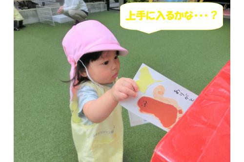 ひよこチーム、りすチームも<br>園内に設置したポストに<span style='color:#00ff00;'>投函ごっこ</span>！<br><br>真剣な表情で投函し<br>無事完了すると<br>みんなにこにこ笑顔でした<span style='color:#7f00ff;'>(^-^)</span>