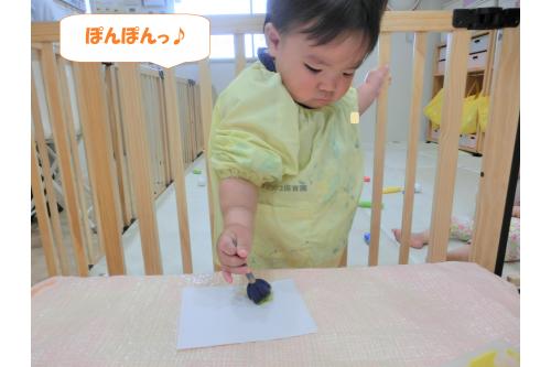 まずは<span style='color:#ff007f;'>製作</span>でお手紙を作りました<span style='color:#ffff00;'>★<br></span><br><span style='color:#ff007f;'>ひよこチーム（０歳児）</span>は<br>スポンジスタンプでポンポンとスタンプして<br><span style='color:#00ff00;'>イチョウの葉</span>を作りました(^-^)<br><br><br>上手にスタンプして<br>色がつくたびに<br><span style='color:#ff7f00;'>にこっ</span>としてくれていますよ★<br><br><br>足形も取り、りすに変身！<br><span style='color:#0000ff;'>個性豊かな</span>りすさんたちに<br>なりました！<br>