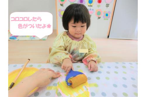 <span style='color:#00ff00;'>りすチーム（1歳児）</span>は<br>ローラーではがきに色付け<span style='color:#ff00ff;'>(^-^)</span><br><span style='color:#0000ff;'>コロコロ～♪</span>と言いながら<br>頑張りましたよ<span style='color:#ffff00;'>★</span><br>丁寧に塗ってくれたおかげで<br>とっても可愛くできました！<br>