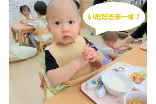 給食を食べる前はみんなで<br><span style='color:#75ffba;'>「給食のお歌」</span>を歌っています！<br><br>最近は<span style='color:#75ffff;'>身振り</span><span style='color:#ba75ff;'>手振り</span>を一緒に<br>してくれるようになってきました<span style='color:#ffba75;'>♪</span><br>最後は上手に手を合わせて<br><br><span style='color:#ff7575;'>「いただきます！」</span>
