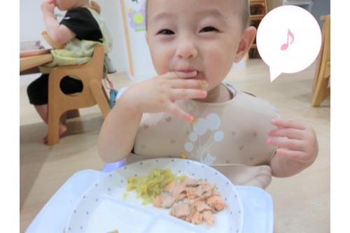 目の前にお皿を置くと<br>上手に自分でつかんで食べることが<br>出来るようになってきました<span style='color:#ff75ff;'>♪</span><br><br>自分で<span style='color:#ffba75;'>食べたい物を選んで</span><br>お口まで上手に運んでいますよ<span style='color:#baff75;'>♪</span><br><span style='color:#ff75ff;'>「おいしいね～」</span>と声をかけると<br>にこにこ笑顔で<br>美味しいことを教えてくれる毎日です<span style='color:#ff75ba;'>(*^^*)</span>