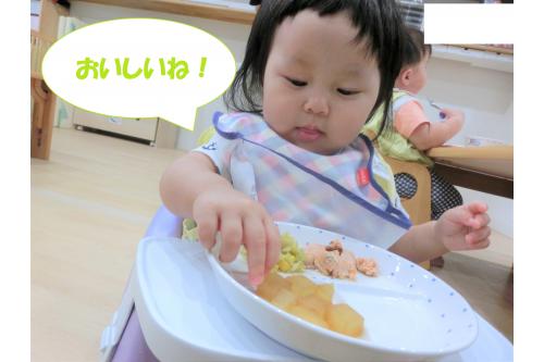お野菜も自分から積極的に<br>食べています<span style='color:#ff75ba;'>♪</span><br><br><span style='color:#75ff75;'>“自分で食べたい”</span>という<br>気持ちを受け止めながら<br><span style='color:#ffba75;'>食事する楽しさ</span>を知ってもらえたらと思います！<br>